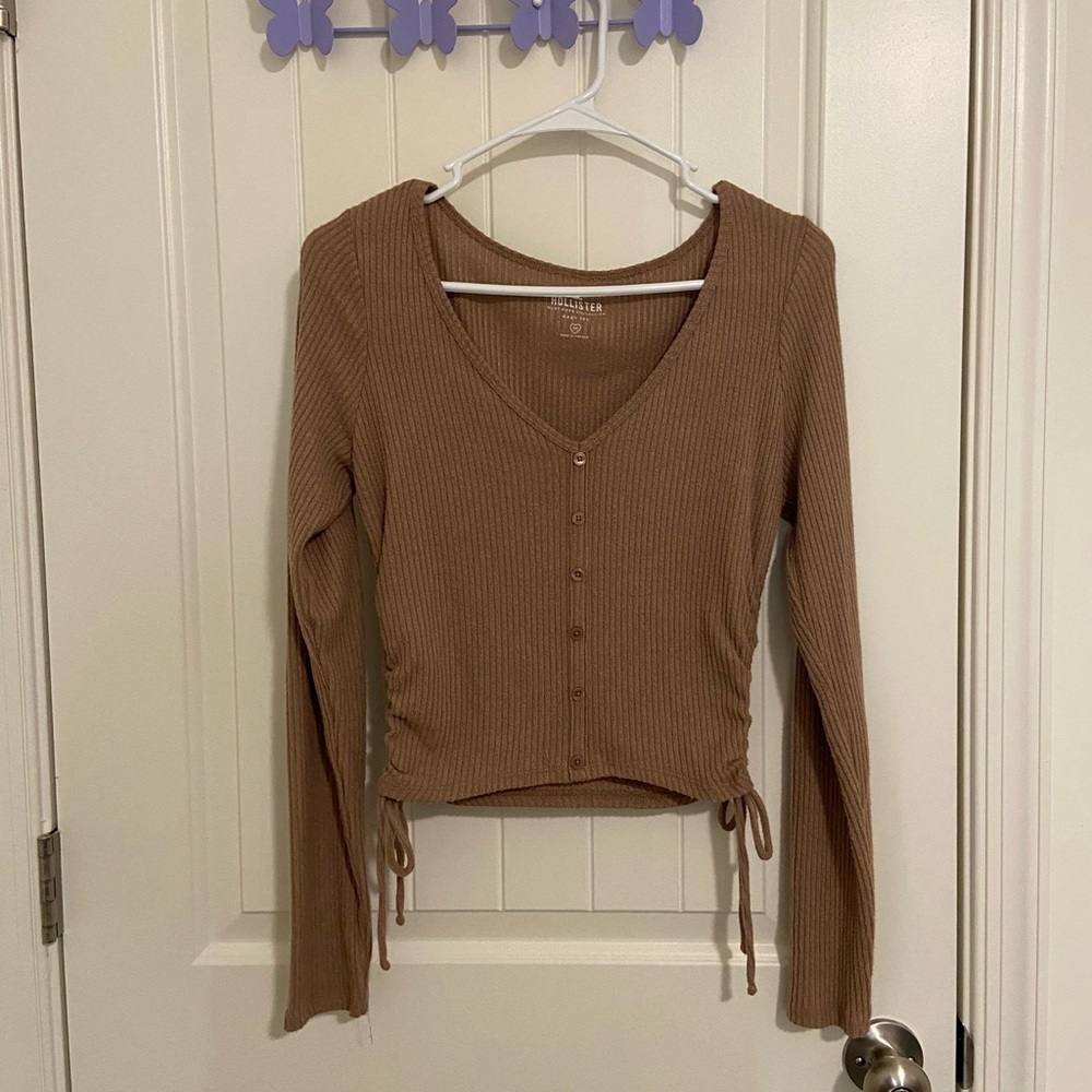 EUC Hollister women’s tan knit baby tee v-neck ruched crop long sleeve‎ top